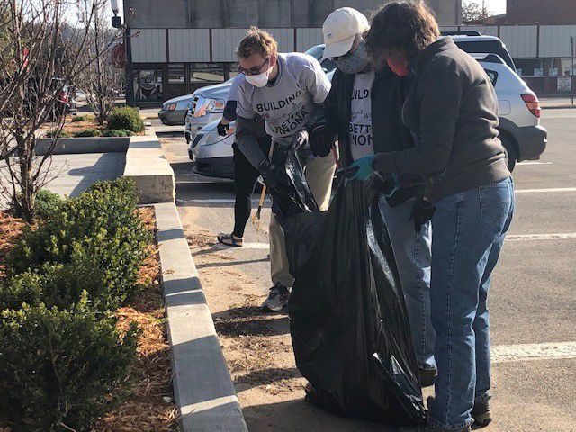 WSU and SMU alumni clean up downtown Winona